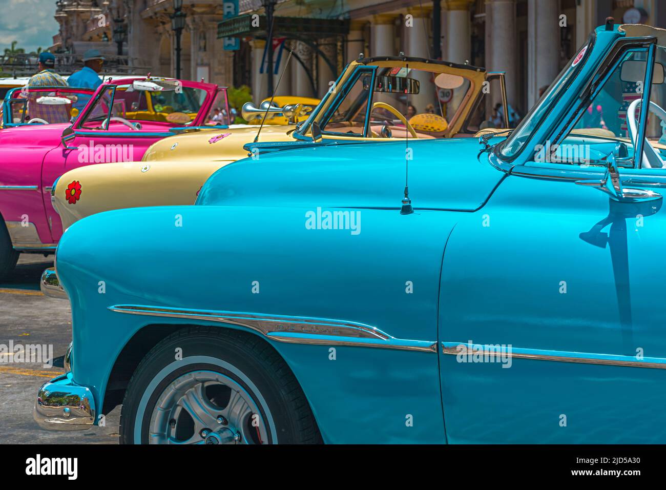 Belle auto d'epoca parcheggiate al Parque Central, l'Avana, Cuba Foto Stock