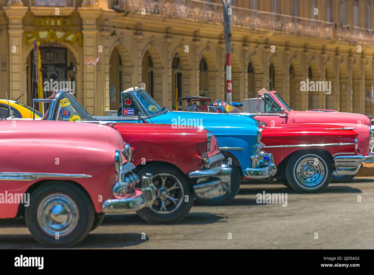 Numerose belle auto d'epoca parcheggiate al Parque Central a l'Avana, Cuba Foto Stock