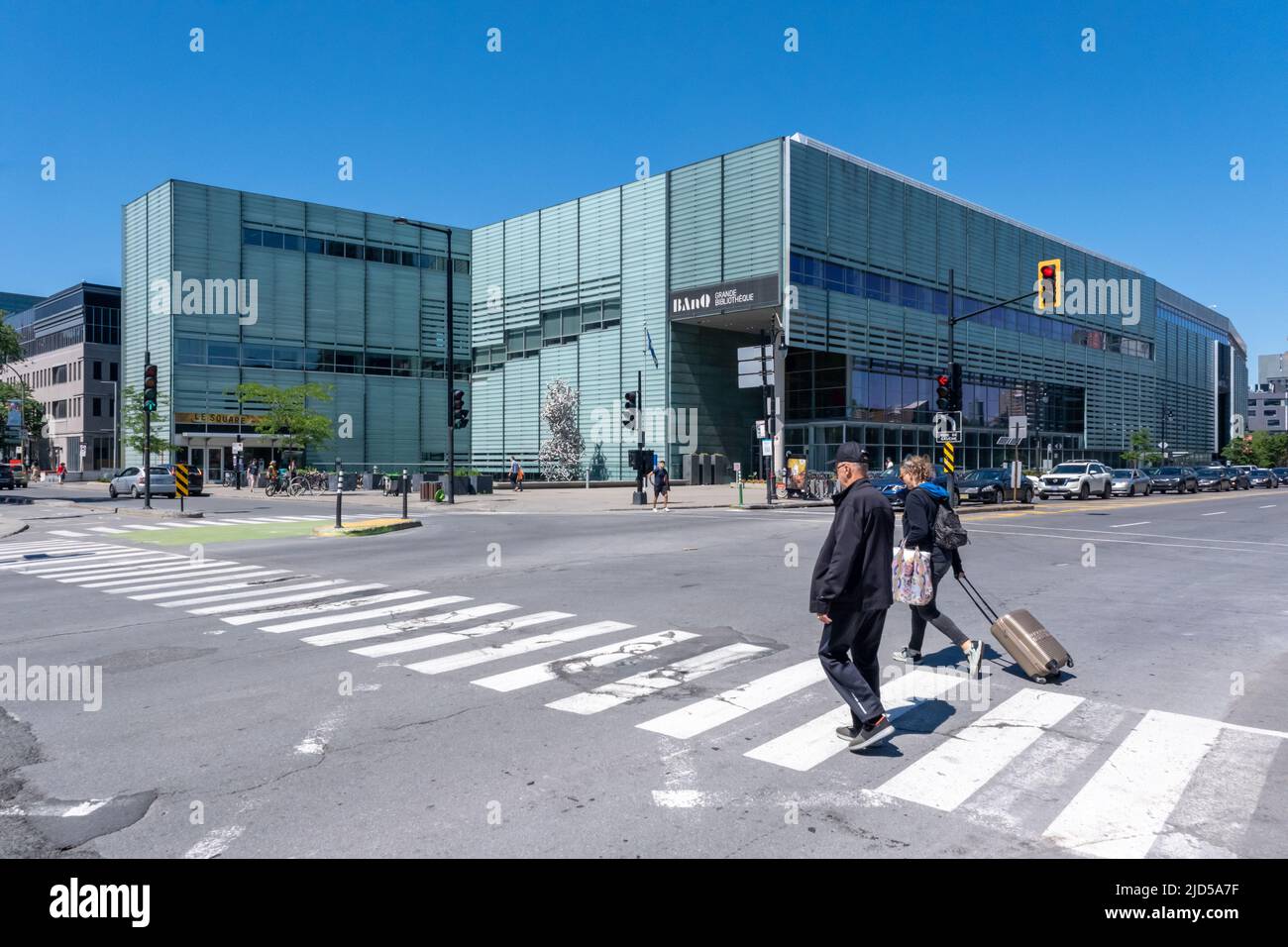 Montreal, CA - 11 giugno 2022: Costruzione della Biblioteca Nazionale e degli Archivi del Québec. Foto Stock