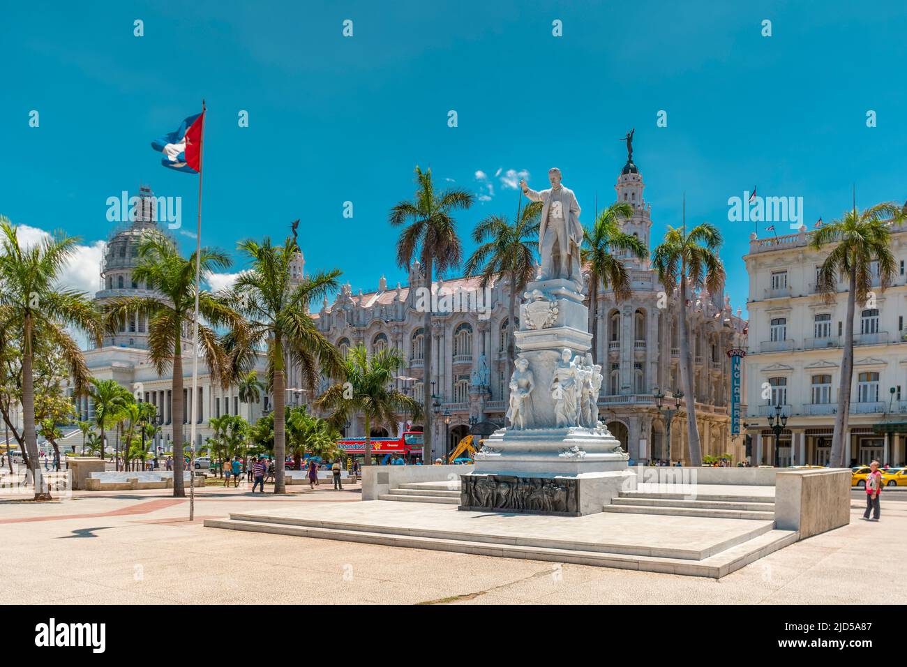 Parque Central con una statua di Jose Marti, una bandiera cubana e il Capitolio e il Gran Teatro de la Habana sullo sfondo Foto Stock