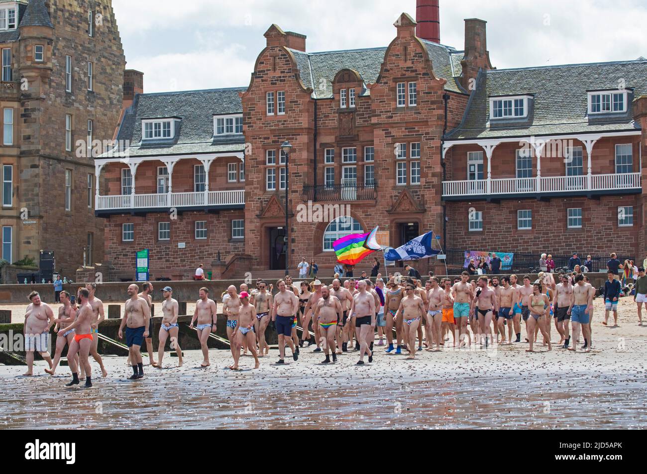 Edimburgo, Portobello, Scozia, Regno Unito. 18.06.2022. Porty Pride 2022. Questo gruppo si è riunito accanto al Firth of Forth insieme ad alcuni dei membri dell'Edinburgh Blueballs per celebrare il fine settimana della celebrazione dell'evento della comunità del Pride di Edimburgo, facendo un tuffo freddo con temperatura di 17 gradi centigradi. Credit: Scottishcreative/alamy live news. Foto Stock