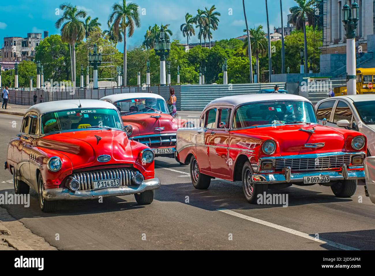 Tre auto d'epoca rossa su una strada a Old Havana, l'Avana, Cuba Foto Stock