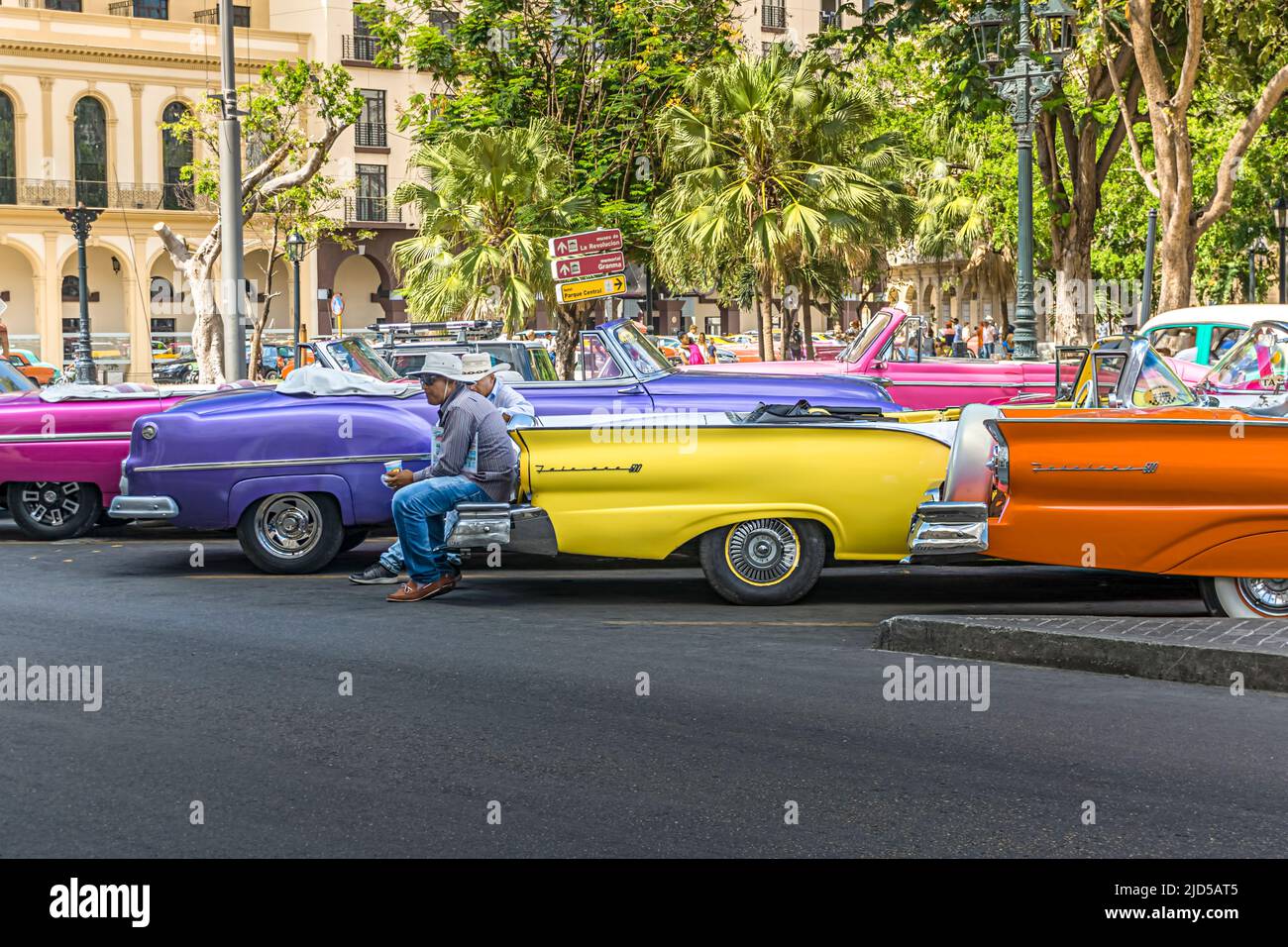 Auto d'epoca colorate parcheggiate al Parque Central a l'Avana, Cuba Foto Stock