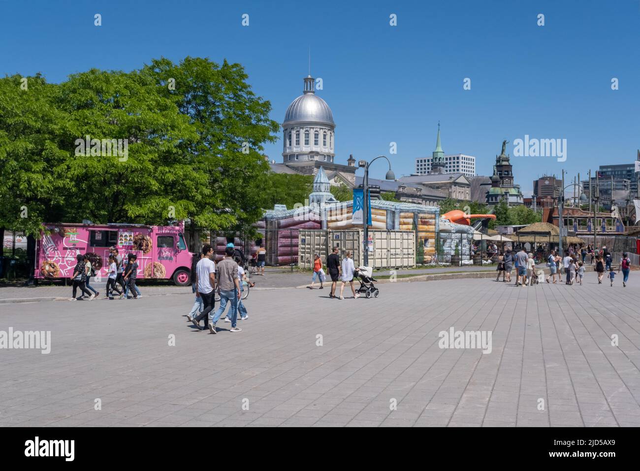 Montreal, CA - 11 Giugno 2022: Attrazioni e negozi estivi al Porto Vecchio di Montreal Foto Stock