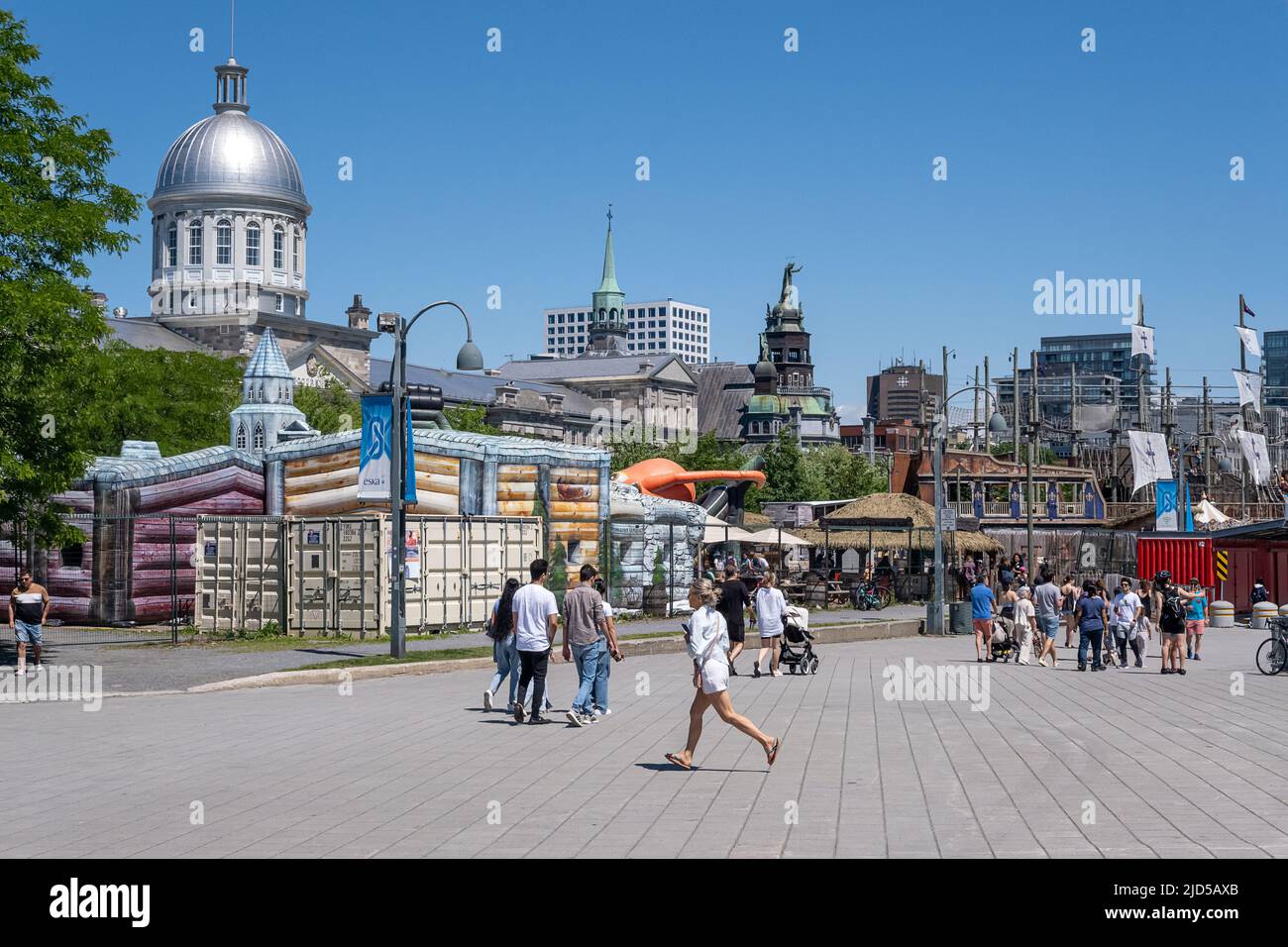 Montreal, CA - 11 Giugno 2022: Attrazioni e negozi estivi al Porto Vecchio di Montreal Foto Stock