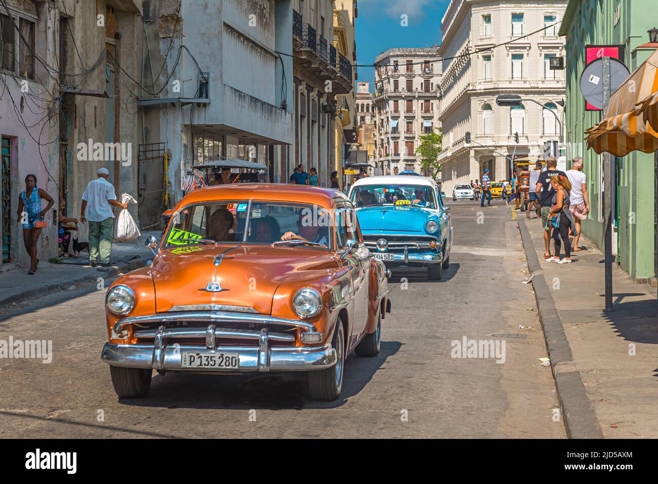 Auto d'epoca che attraversano la Città Vecchia di l'Avana, Cuba Foto Stock