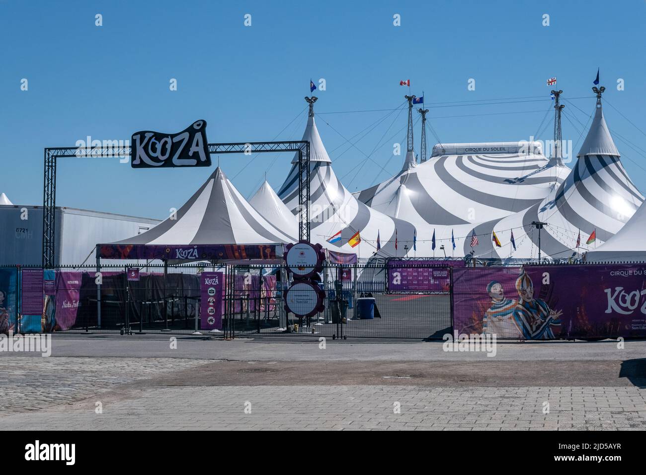 Montreal, CA - 11 Giugno 2022: Le grandi tende del Cirque du Soleil per lo spettacolo Kooza Foto Stock