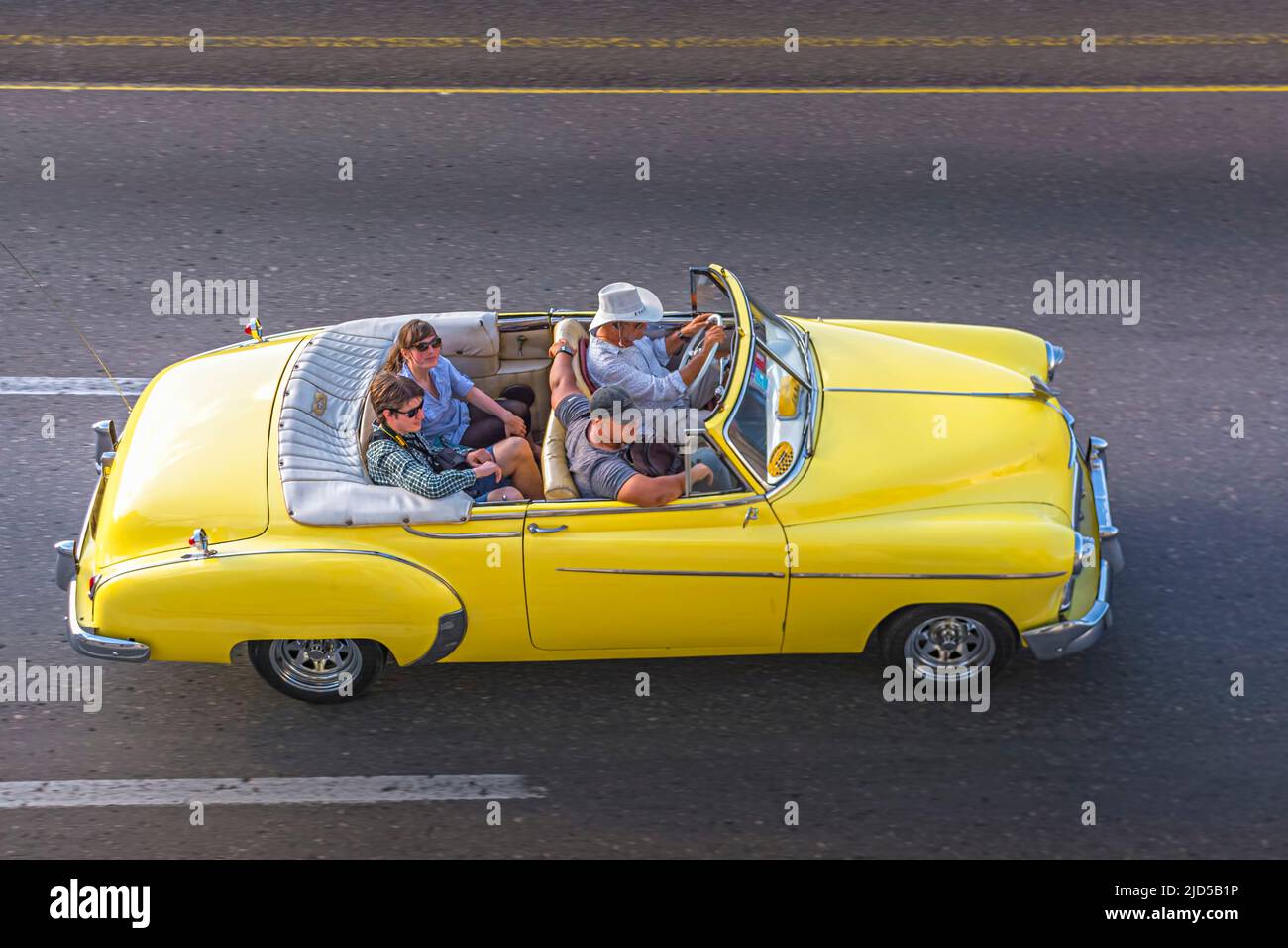 Una bella auto d'epoca gialla sul Malecon a l'Avana, Cuba Foto Stock