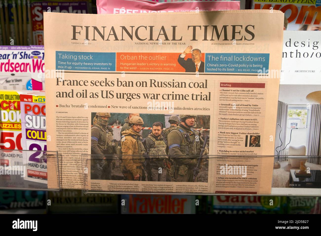"La Francia cerca di vietare il carbone e il petrolio russi mentre gli Stati Uniti sollecitano il processo contro i crimini di guerra" FT Financial Times - prima pagina del titolo del giornale 5 aprile 2022 Londra UK Foto Stock