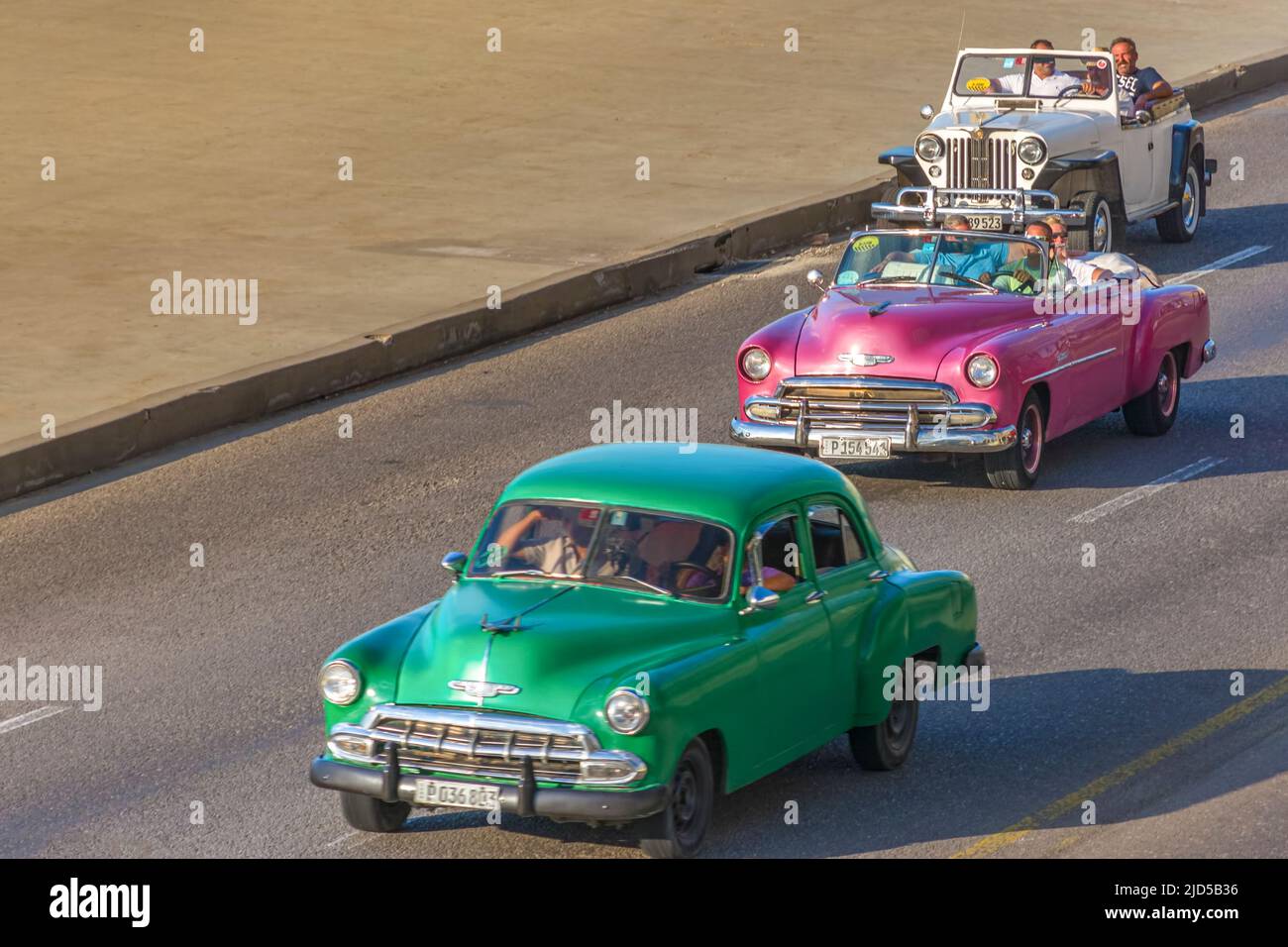 Belle auto d'epoca sul famoso Malecon a l'Avana, Cuba Foto Stock