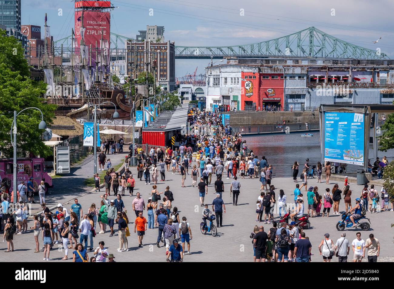 Montreal, CA - 11 Giugno 2022: Attrazioni e negozi estivi al Porto Vecchio di Montreal Foto Stock