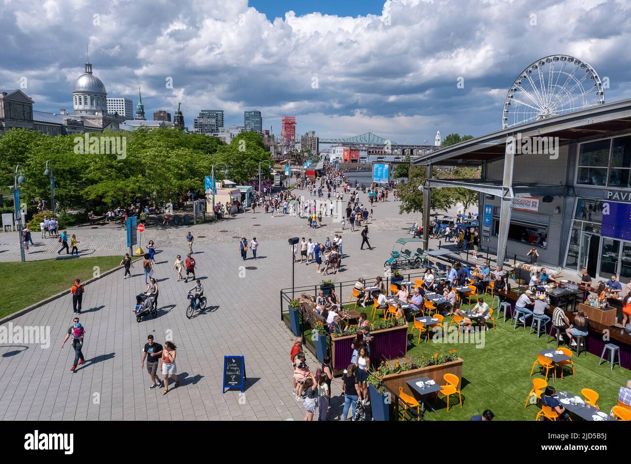 Montreal, CA - 11 Giugno 2022: Attrazioni e negozi estivi al Porto Vecchio di Montreal Foto Stock