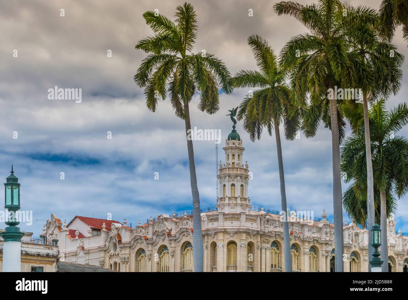 Vista dello splendido Gran Teatro de la Habana attraverso le palme nella Vecchia Avana, Cuba Foto Stock