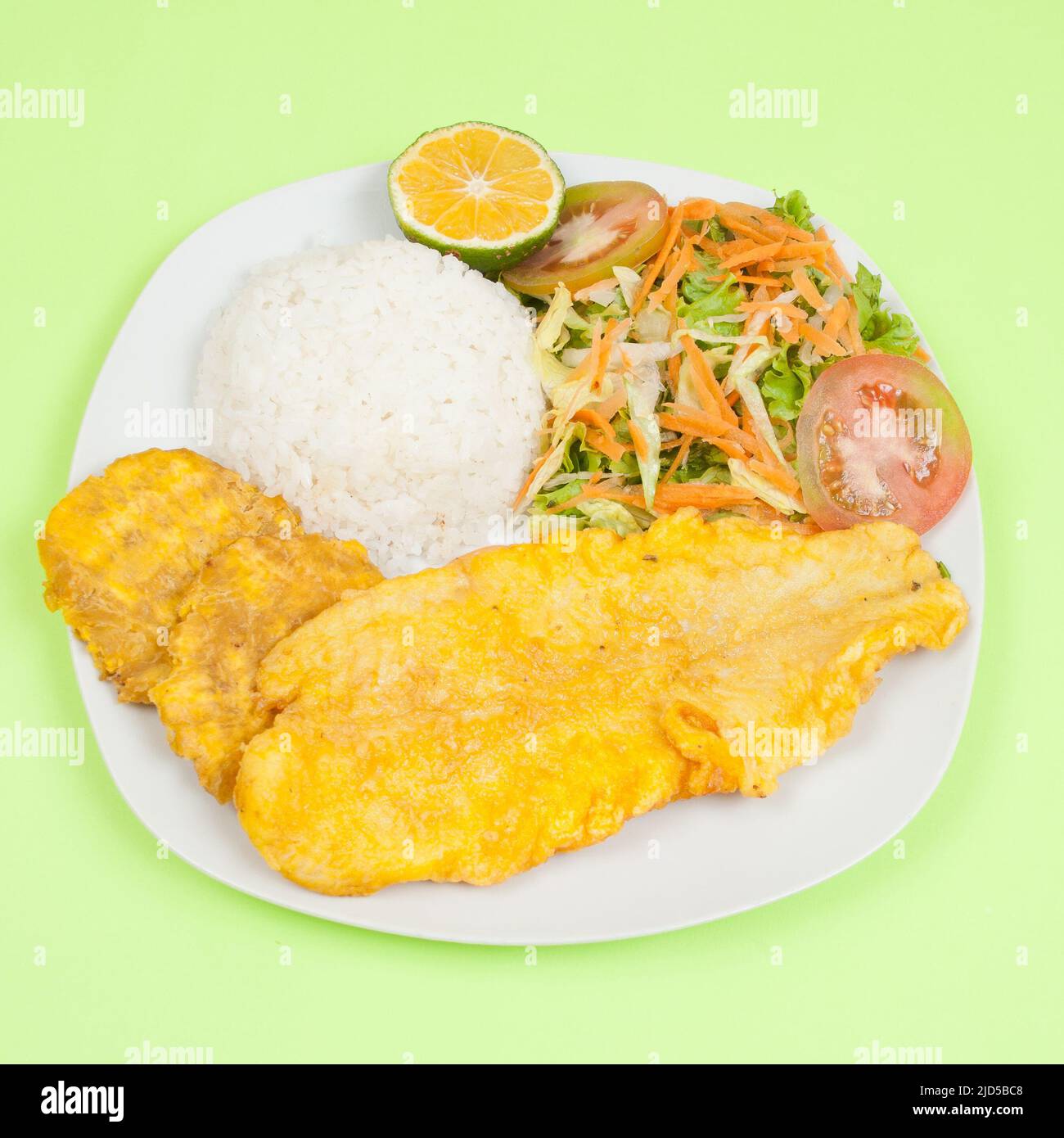 Pesce fritto; gustoso filetto di branzino fritto con riso e insalata. Foto Stock
