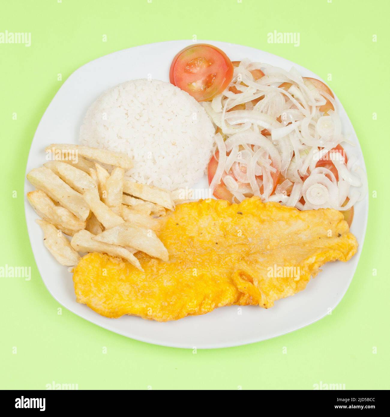 Pesce fritto; gustoso filetto di branzino fritto con riso e insalata. Foto Stock