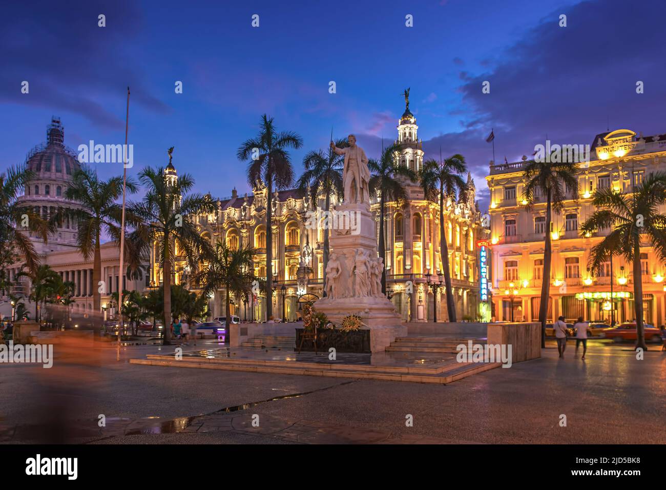 Parque Central con la statua di Jose Marti durante l'ora blu con il Capitolio e il Gran Teatro de la Habana sullo sfondo a l'Avana, Cuba Foto Stock