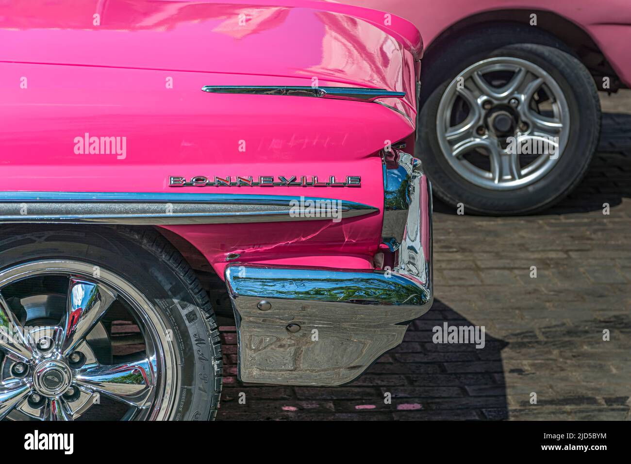 Foto dettagliata di un'auto d'epoca Thunderbird rosa a Old Havana, Cuba Foto Stock