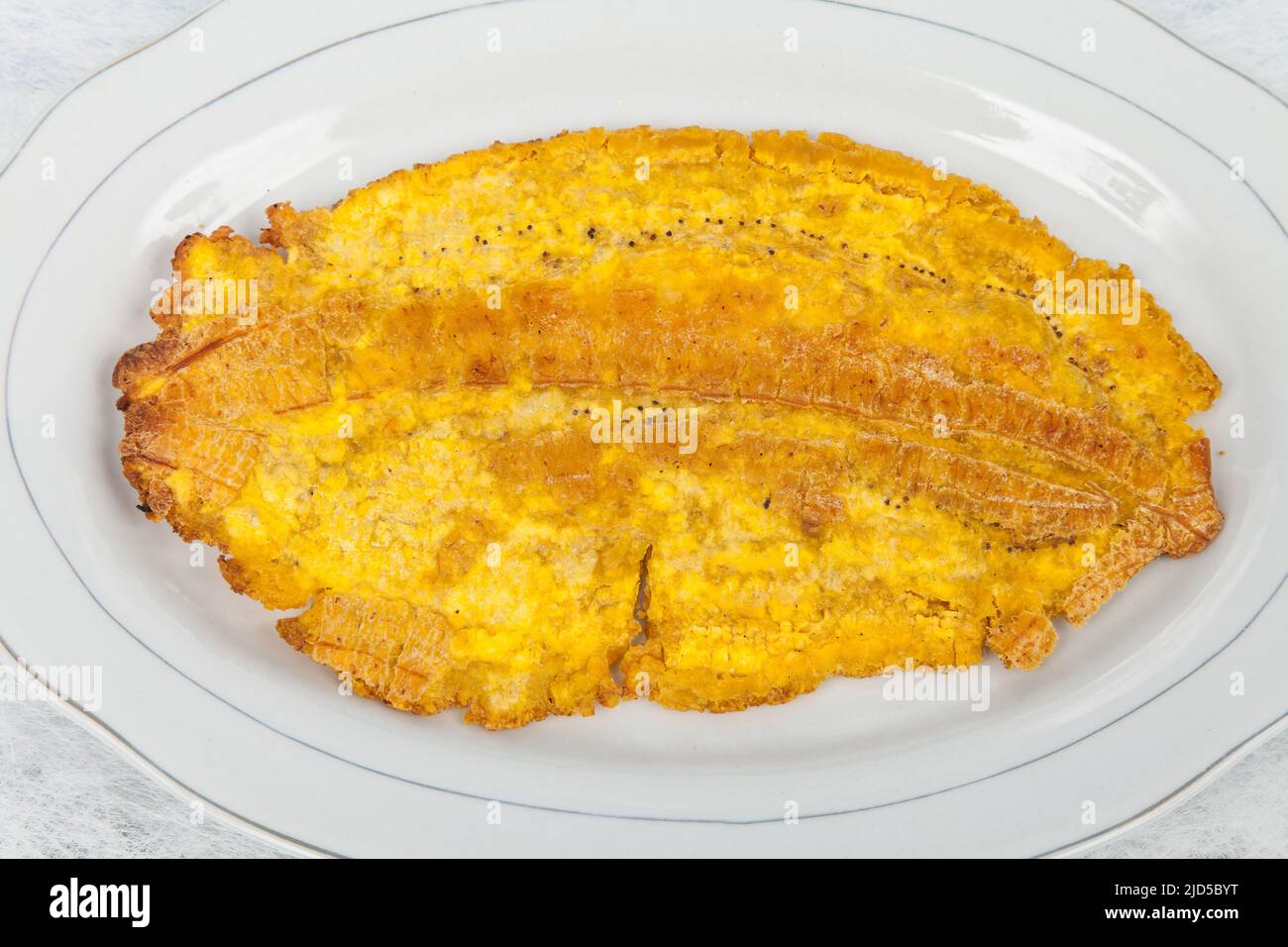 Patacon o toston fritti e spioventi pezzi di plantain verde, snack tradizionale o accompagnamento nei Caraibi. Foto Stock