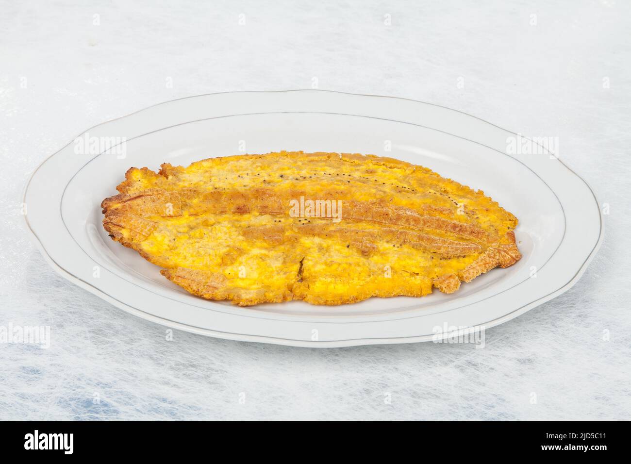 Patacon o toston fritti e spioventi pezzi di plantain verde, snack tradizionale o accompagnamento nei Caraibi. Foto Stock