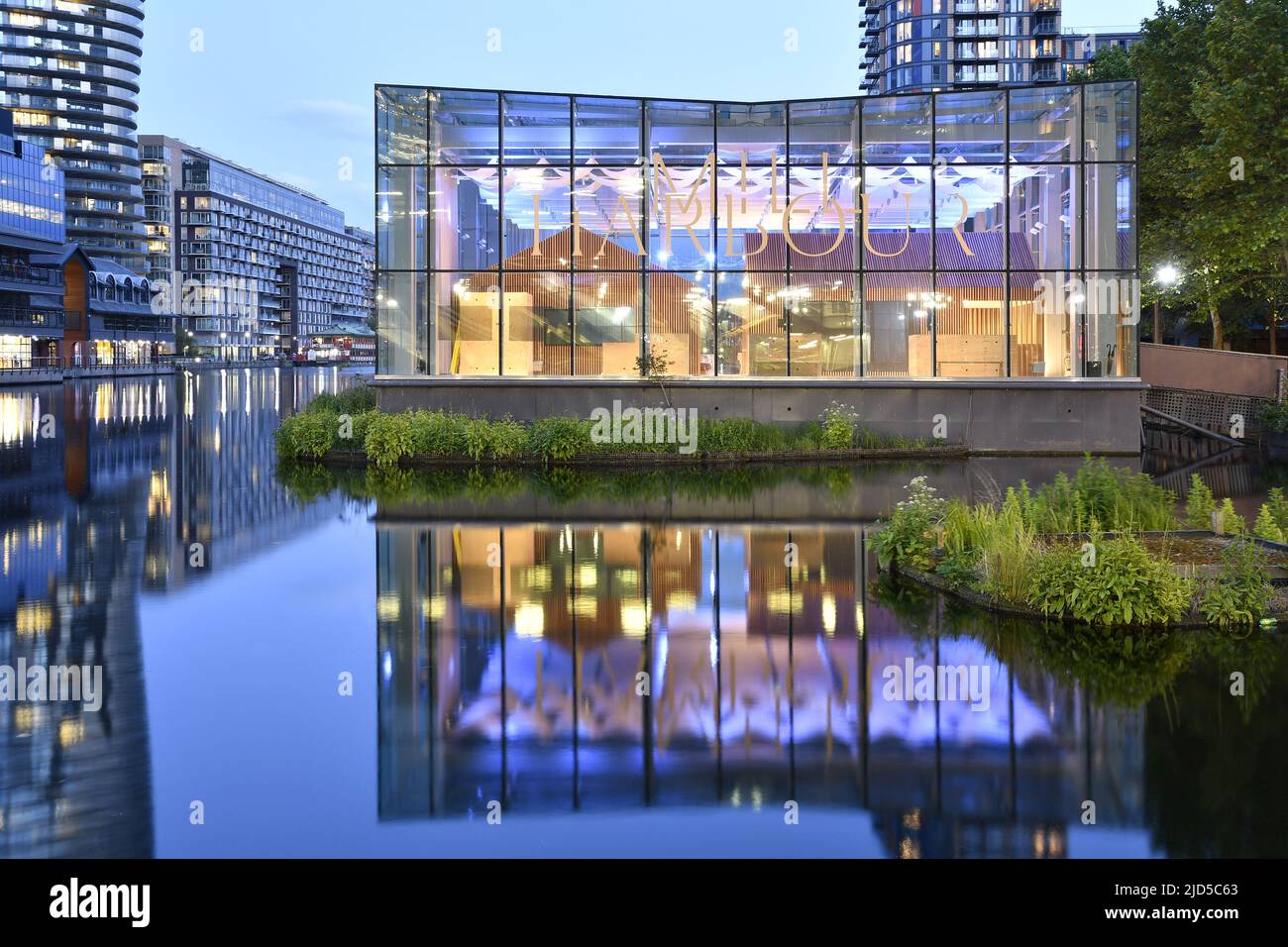 Design cube marketing suite moderno edificio in vetro dusk reflection, Millwall nella zona est di Londra UK. Foto Stock
