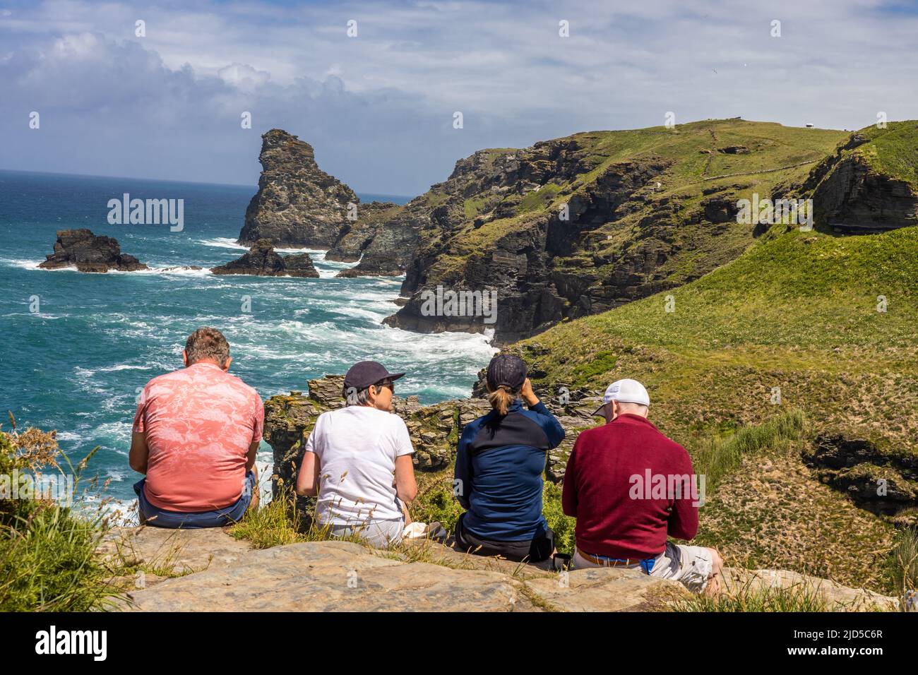 Due coppie si fermano per fare escursioni e godersi la magnifica vista sul mare dal sentiero della costa sud-occidentale vicino alla Trewethett Farm Tintagel Cornovaglia Inghilterra Foto Stock