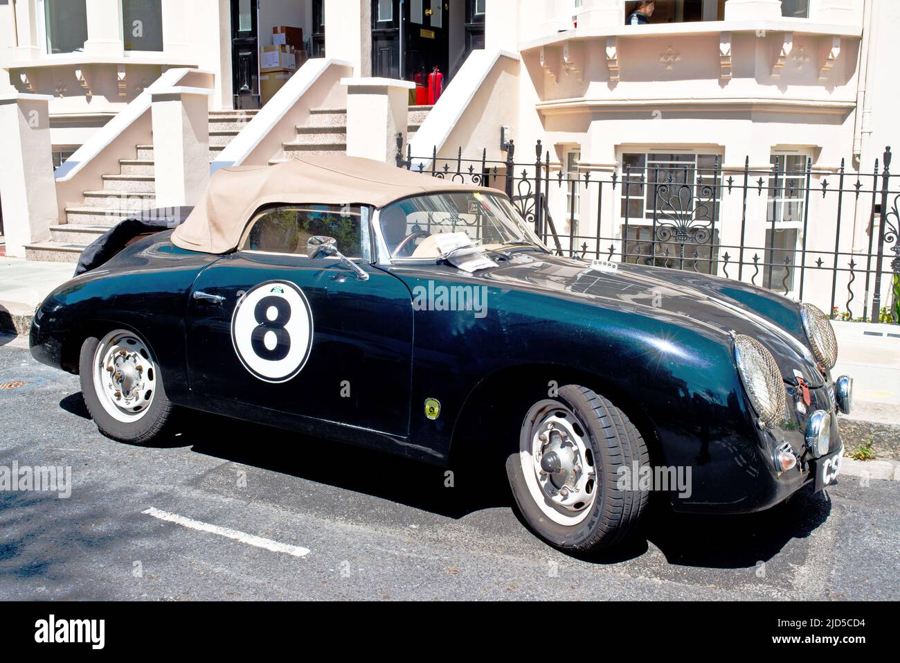 Porsche 356 Convertible con più biglietti per il parcheggio, Kensington London, Inghilterra Foto Stock