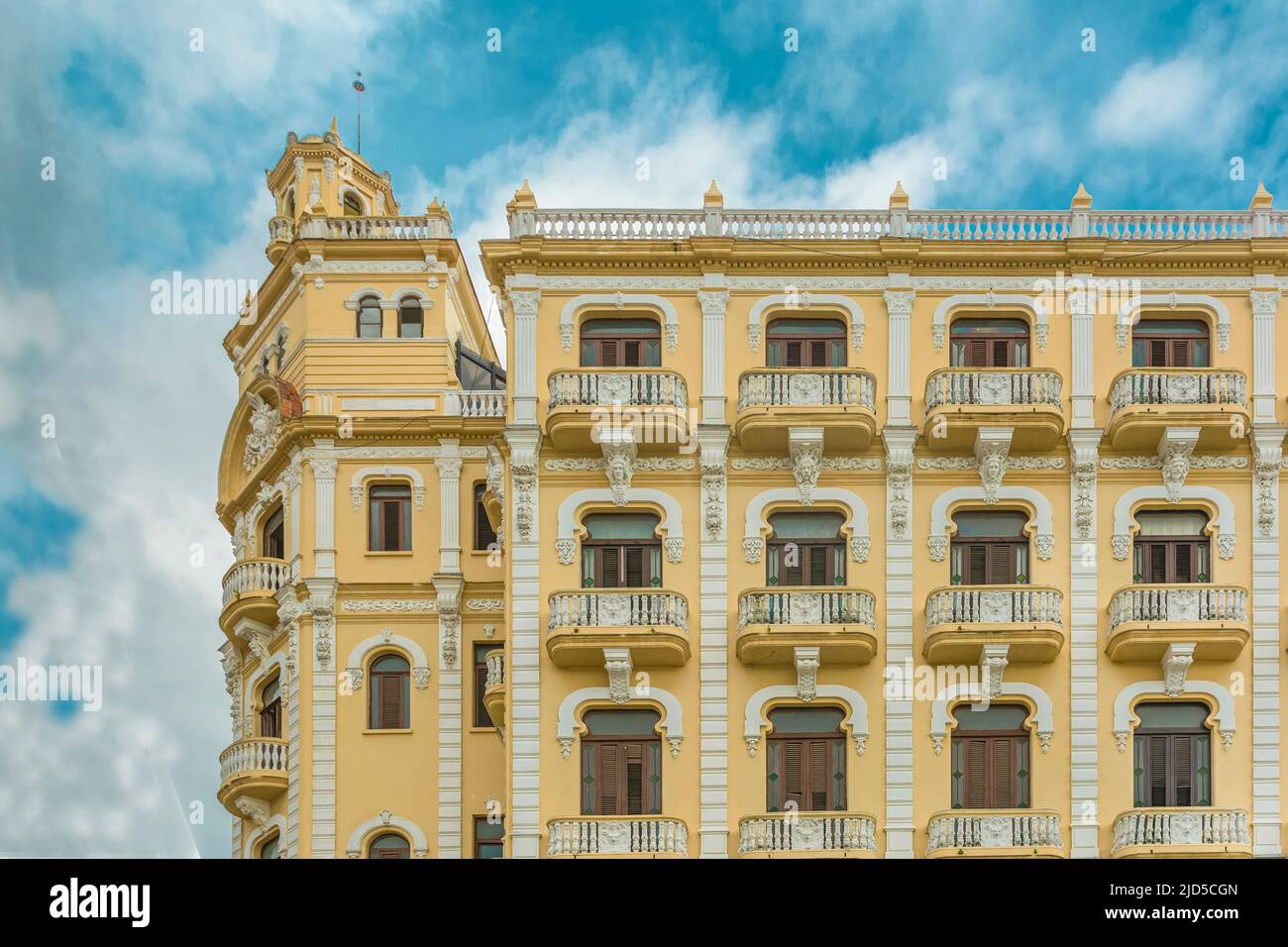 Bellissimo edificio giallo a Plaza Vieja a l'Avana, Cuba Foto Stock