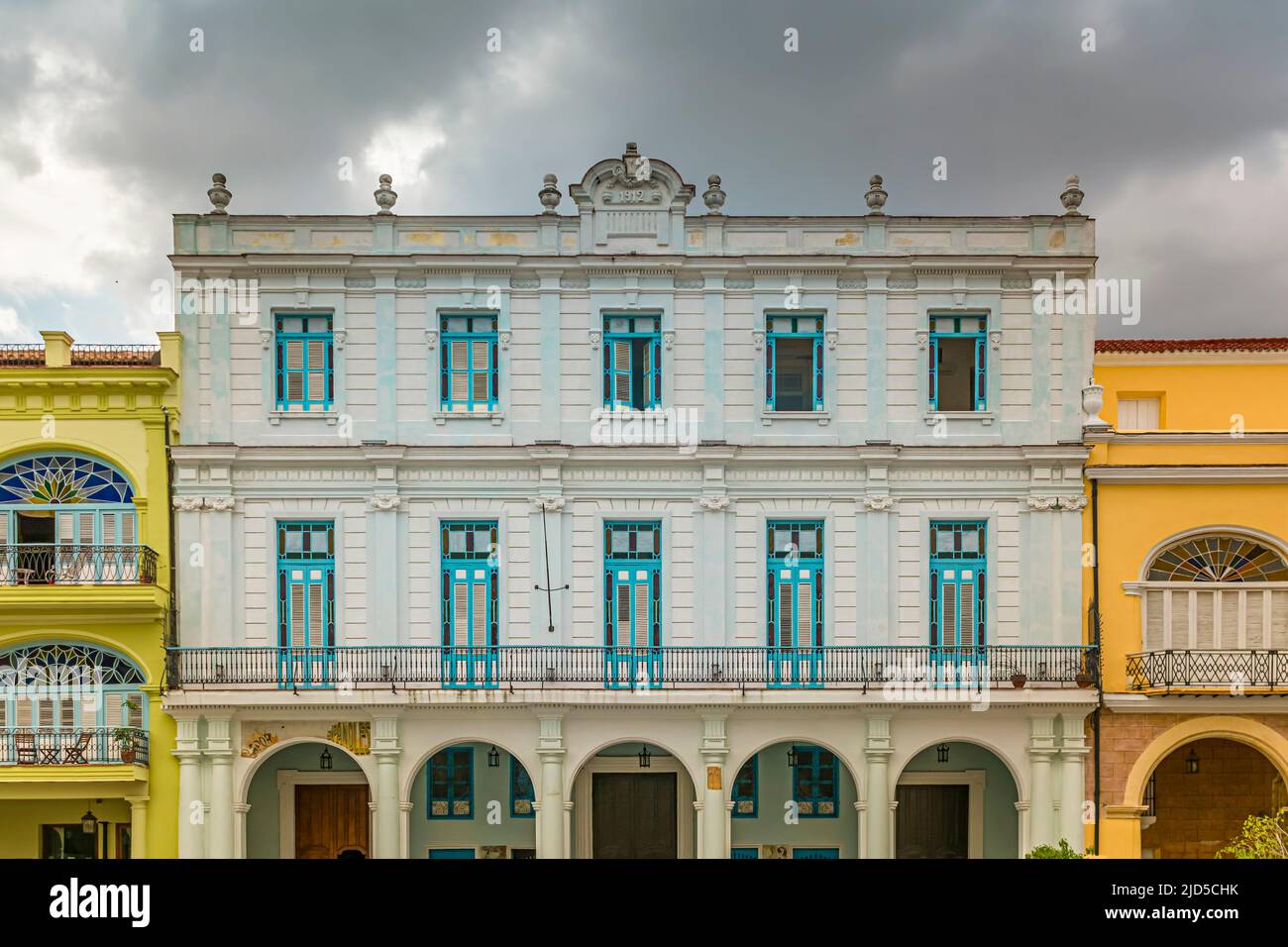 Bella facciata bianca e blu casa presso la famosa Plaza Vieja a l'Avana, Cuba Foto Stock