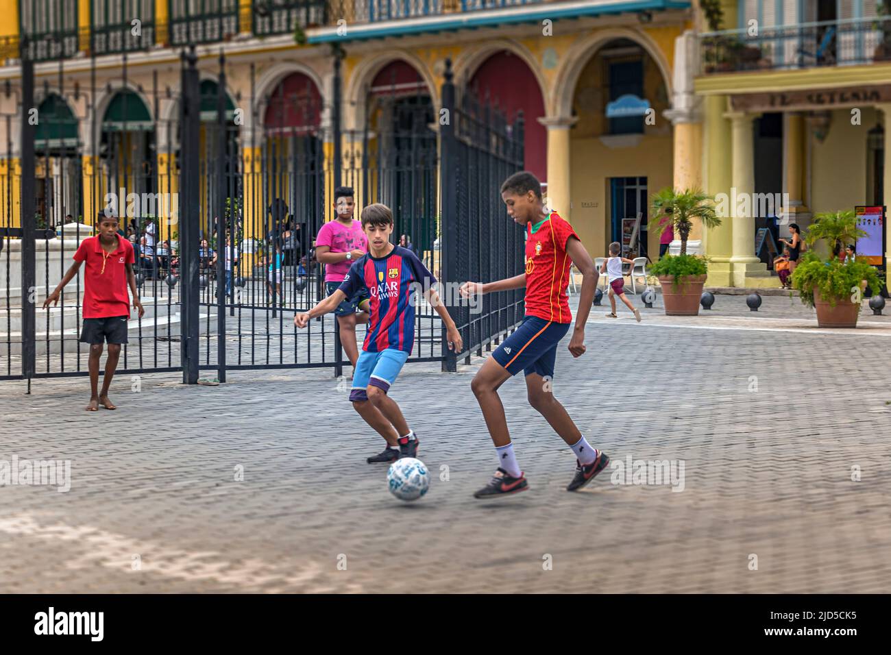 I ragazzi giocano a calcio sulla famosa Plaza Vieja di l'Avana, Cuba Foto Stock