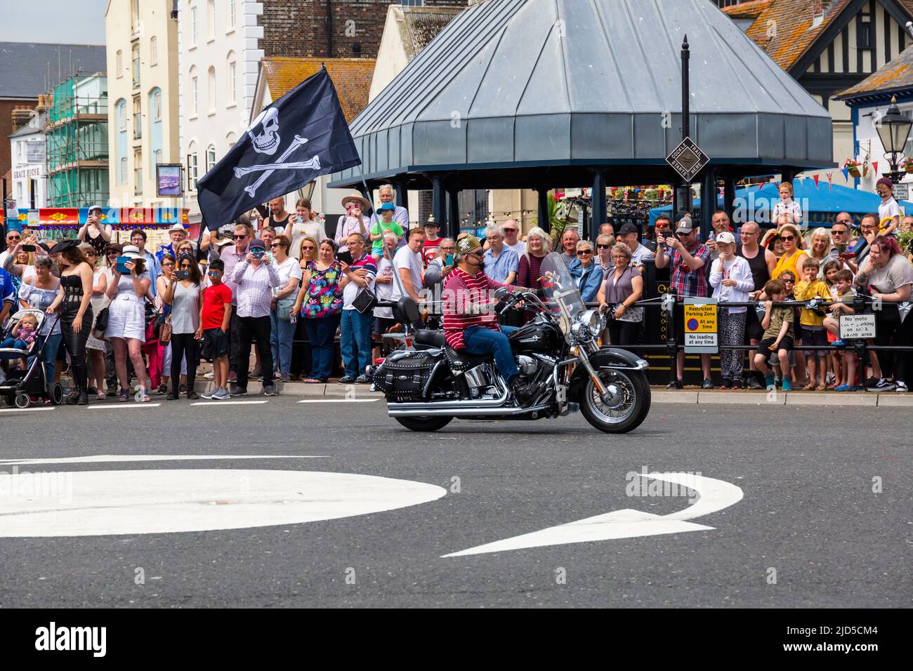 Poole, Dorset, Regno Unito. 18th giugno 2022. Harry Paye Day – la celebrazione annuale di Poole del suo figlio pirata preferito “Arry Page”. Il popolare shindig inizia con la Parata dei Pirati lungo Poole Quay, mentre la folla si guarda e si unisce. Un evento in famiglia per celebrare la ricca storia di Poole con i visitatori incoraggiati a mettere in pratica il loro pirata parlare, scavare il loro abito fantasia e lasciare che il loro interno pirata si sciolgano. Credit: Carolyn Jenkins/Alamy Live News Foto Stock