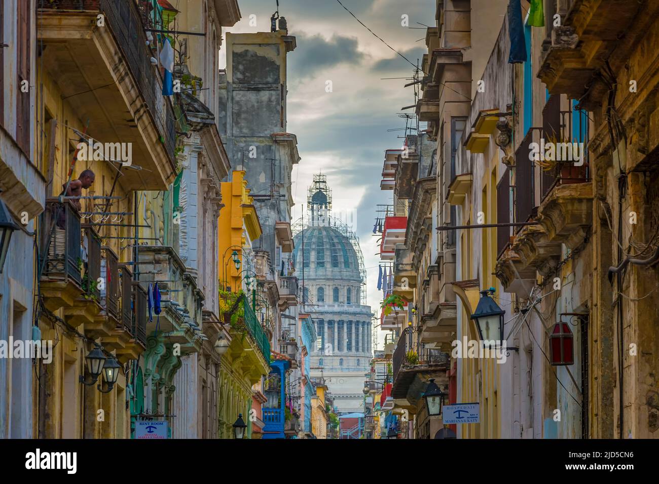 Il Capitolio sullo sfondo di un'Avana, via Cuba Foto Stock