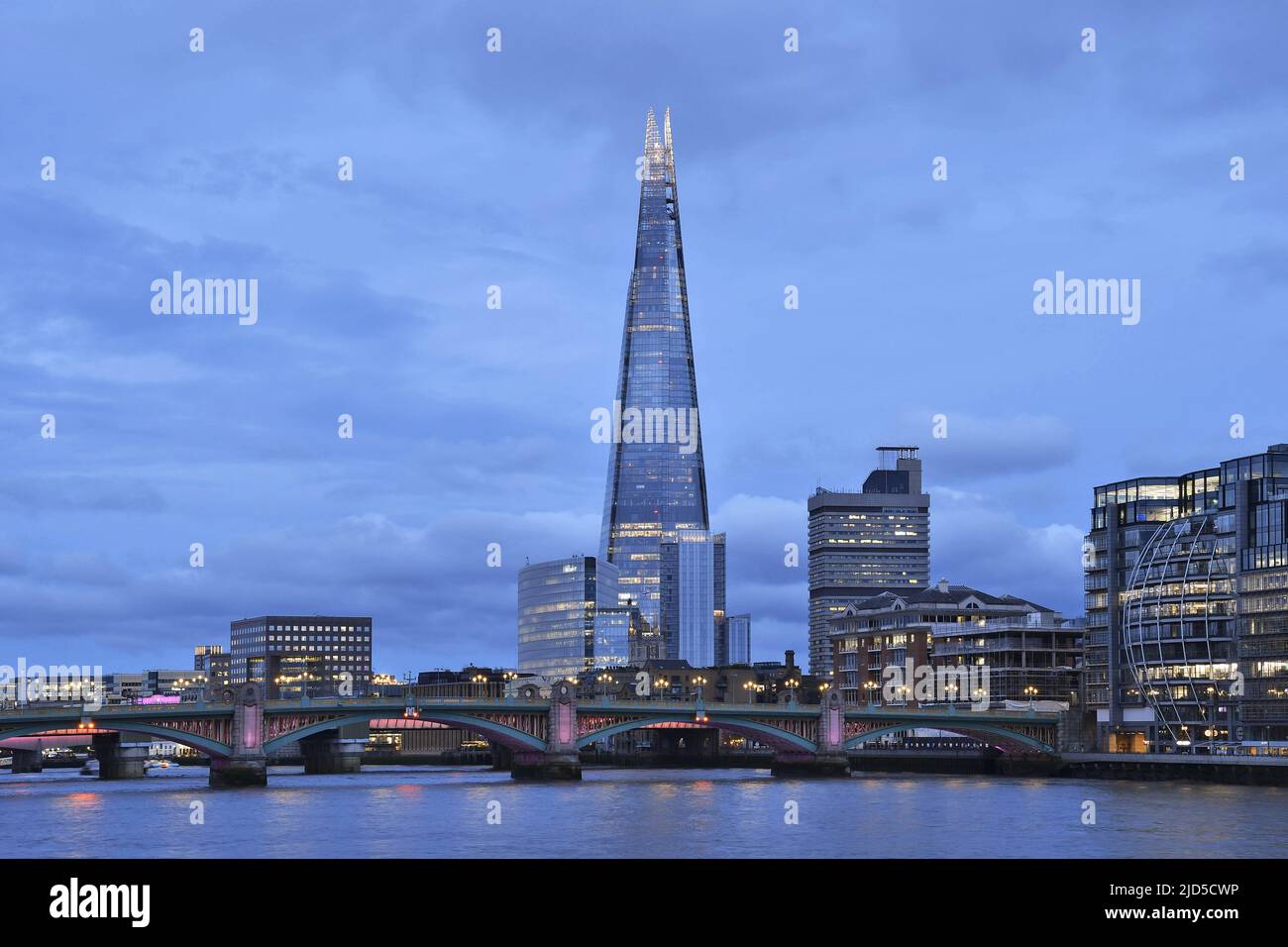 Architettura moderna con grattacielo Shard of Glass al tramonto, South Bank London UK. Foto Stock