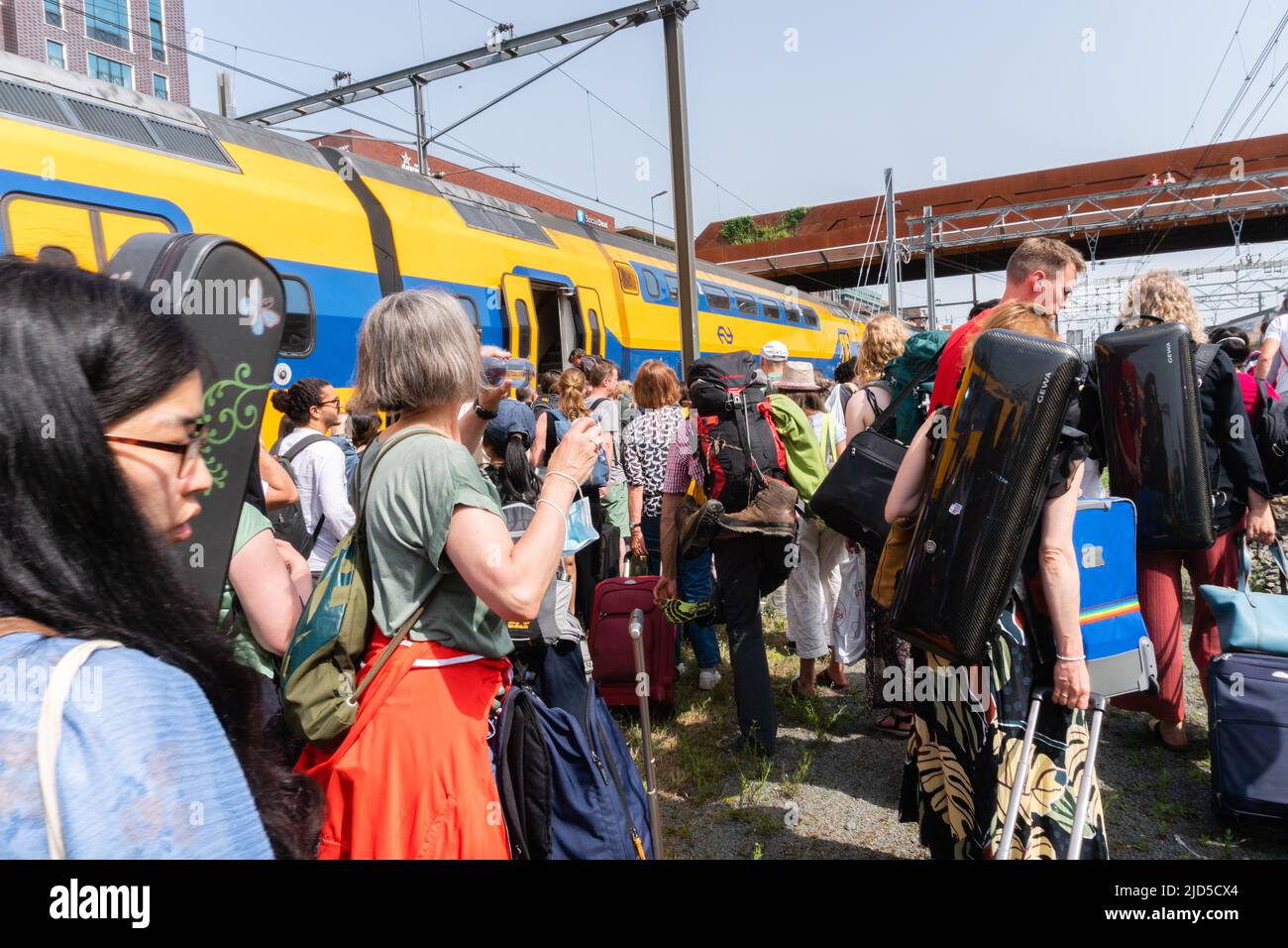 Hertogenbosch, Paesi Bassi. 18 Giu 2022. I passeggeri del treno DI GHIACCIO rotto con una varietà di bagagli cercano di imbarcarsi nel treno di sostituzione NS che li riporterà alla vicina stazione di 's Hertogenbosch. Credit: Steppeland/Alamy Live News. Foto Stock