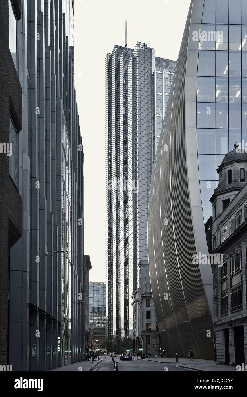 Bevis Marks e 70 St Mary Axe con Salesforce Tower sullo sfondo, moderne strutture di riferimento situate nella City of London UK. Foto Stock Bevis Marks e 70 St Mary Axe con Salesforce Tower sullo sfondo, moderne strutture di riferimento situate nella City of London UK. Foto Stock
