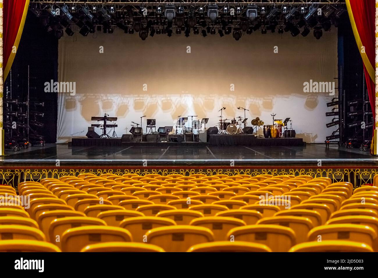 Il palco e le file di posti a sedere multiple dello splendido Gran Teatro de la Habana a Old Havana, Cuba Foto Stock