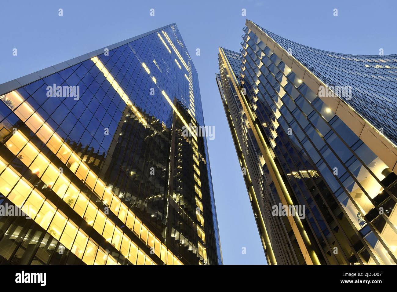 52-54 Lime Street (The Scalpel) e Willis Building, moderni grattacieli di vetro illuminati al crepuscolo, City of London UK. Foto Stock