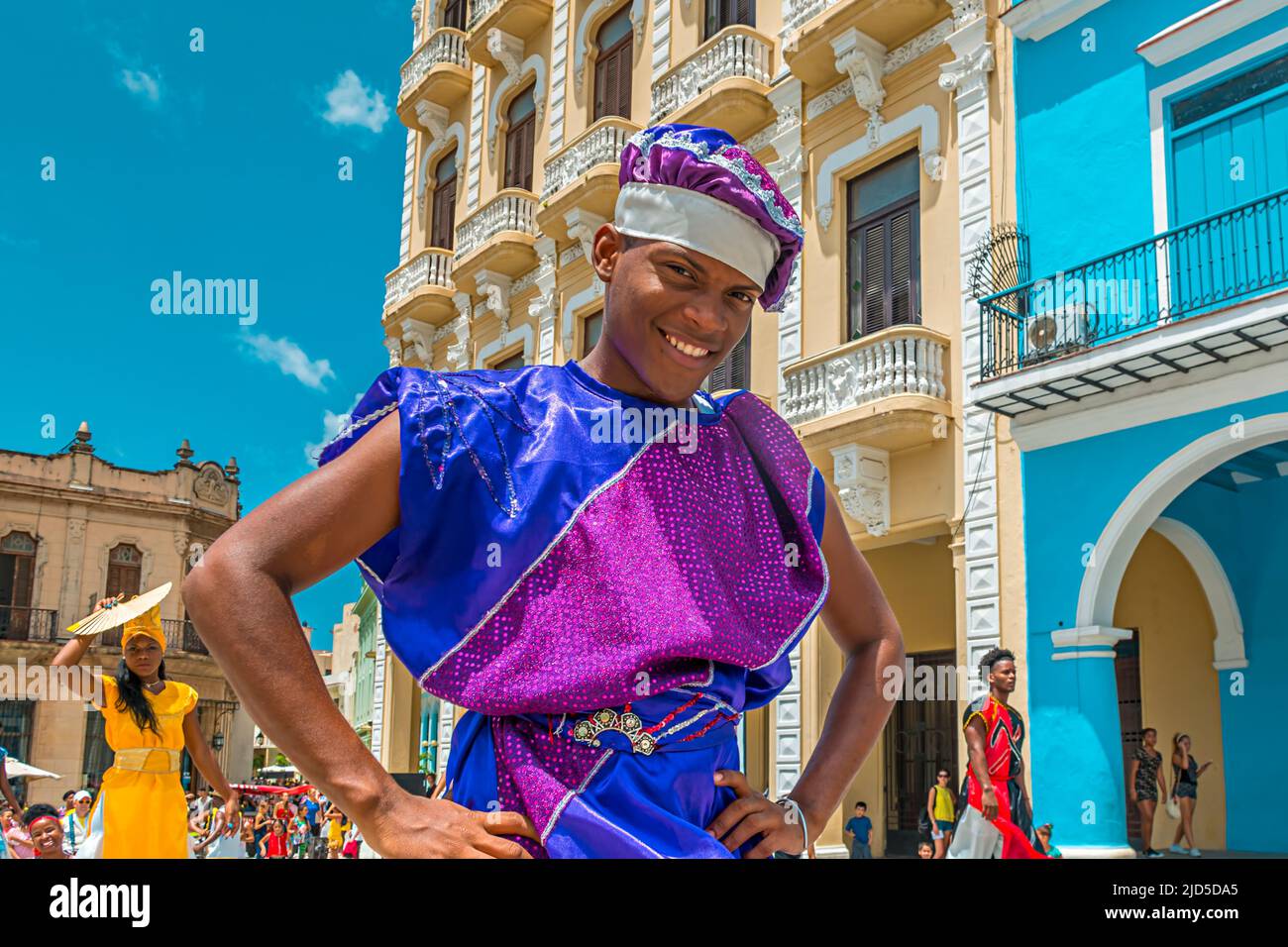 Artisti di strada nei loro bellissimi e colorati costumi a Plaza Vieja a l'Avana, Cuba Foto Stock