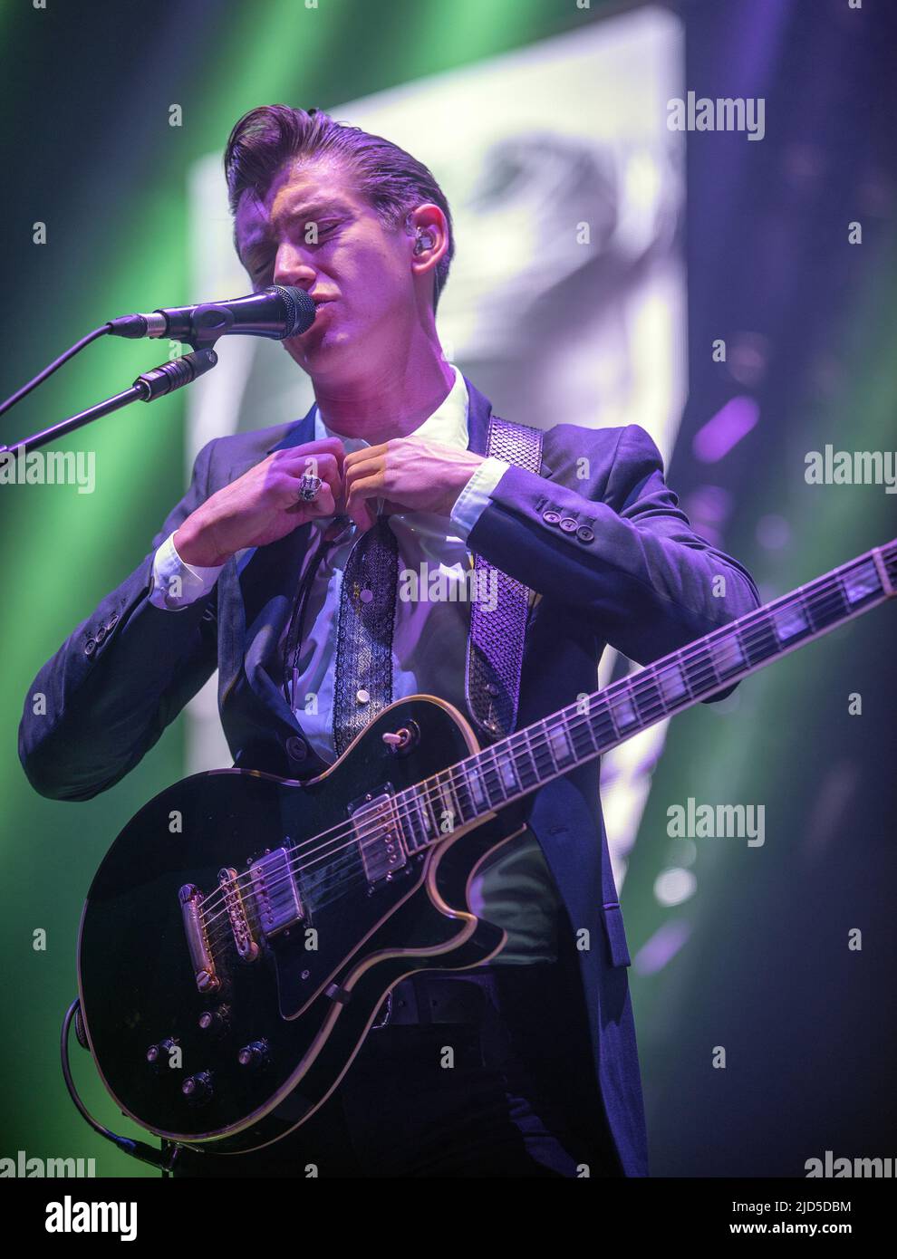 GLASGOW, Regno Unito - Novembre 21: Alex Turner delle scimmie artiche suona alla SSE Hydro il 21 novembre 2013 a Glasgow, Scozia Foto Stock