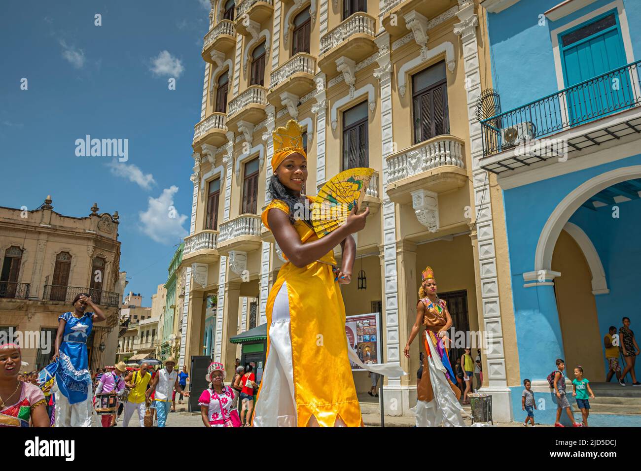 Il gruppo di artisti di strada cubani nei loro bei costumi che si esibiscono a Plaza Vieja a l'Avana, Cuba Foto Stock