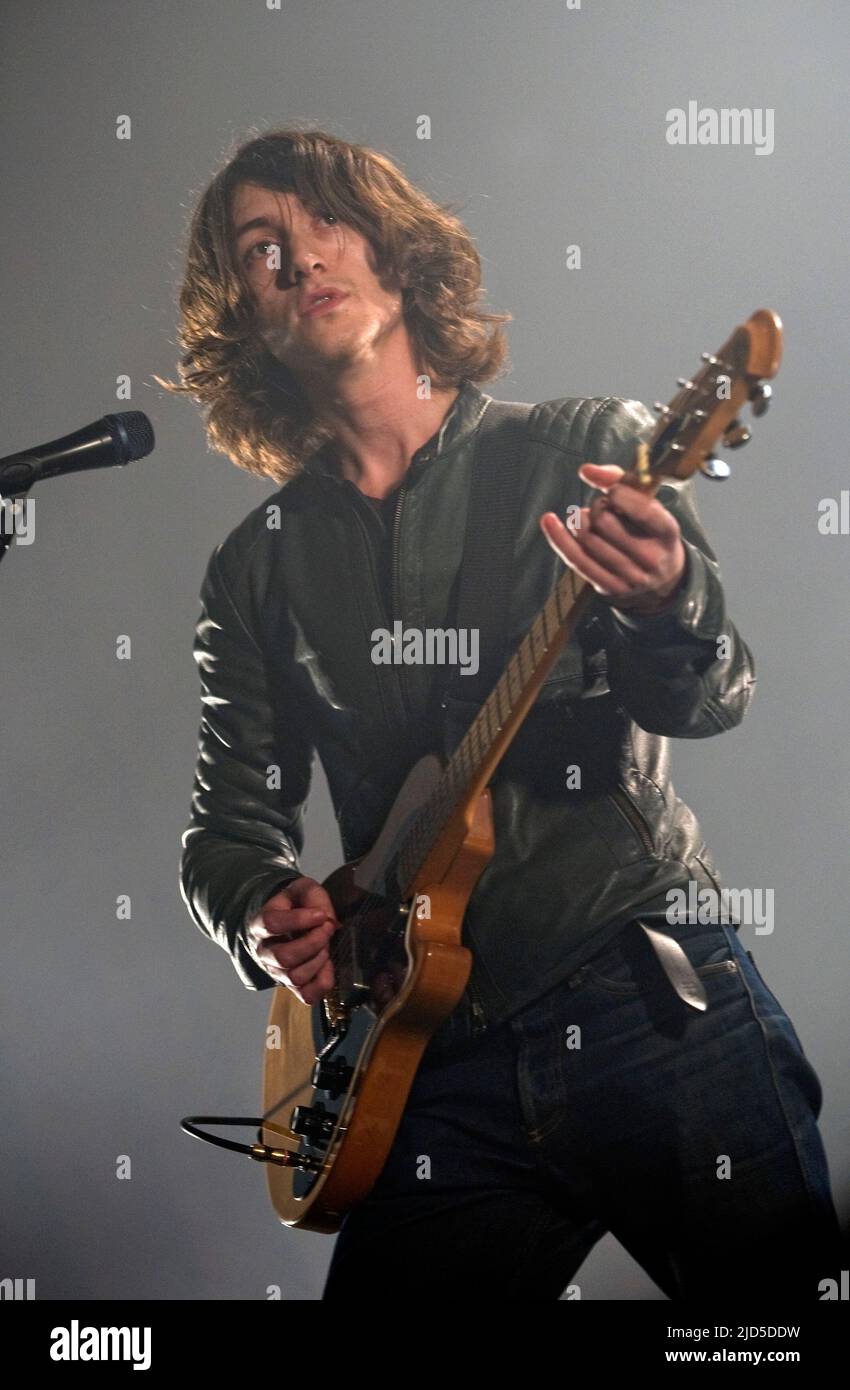 Alex Turner, cantante di Arctic Monkeys, si esibisce sul palco al SECC il 24 novembre 2009 a Glasgow, Scozia. (Foto di Ross Gilmore) Foto Stock