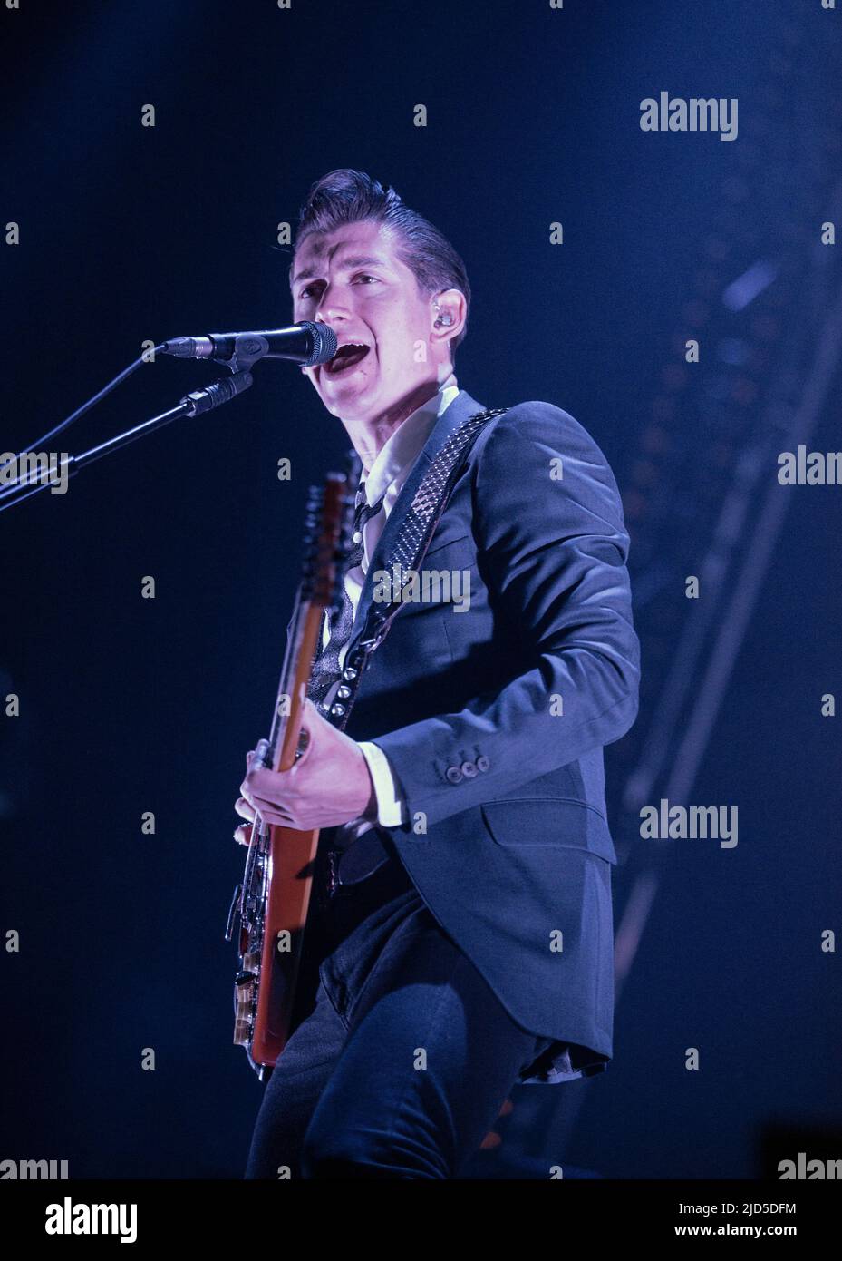 GLASGOW, Regno Unito - Novembre 21: Alex Turner delle scimmie artiche suona alla SSE Hydro il 21 novembre 2013 a Glasgow, Scozia Foto Stock