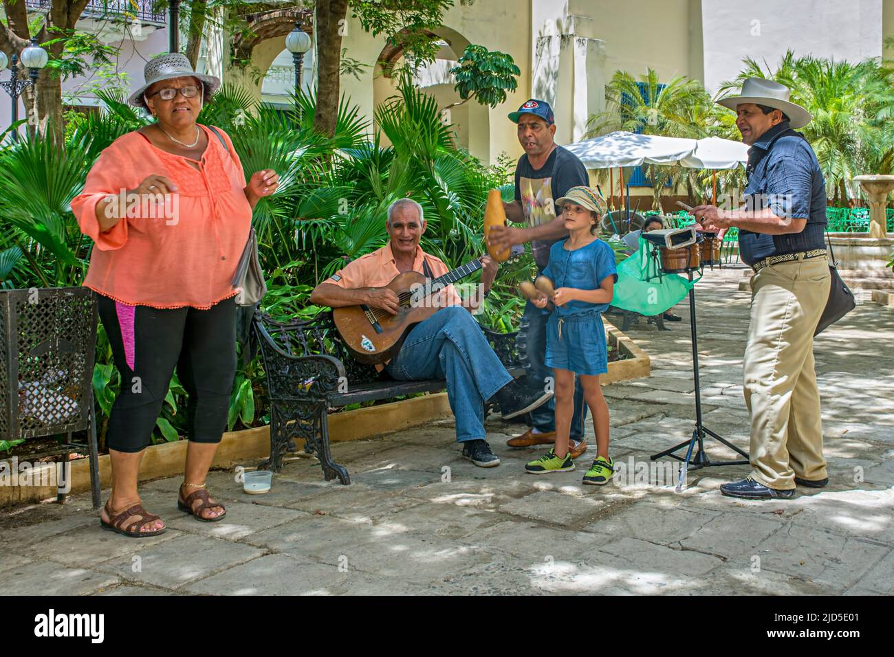 Un gruppo di musicisti di strada intrattiene la gente a Old Havana, Cuba Foto Stock