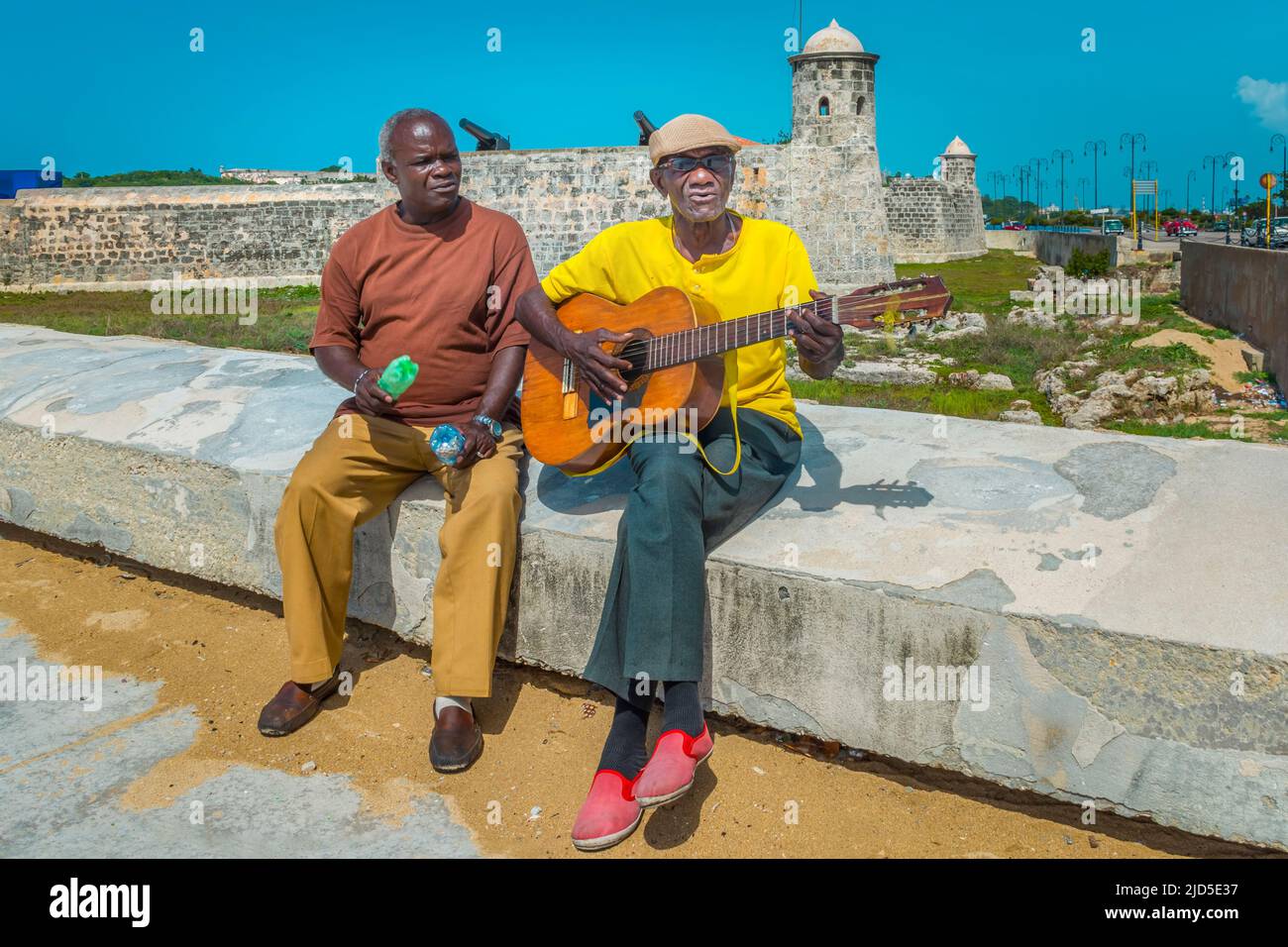 Due musicisti di strada intrattengono la gente nei pressi del Malecon a Old Havana, Cuba Foto Stock