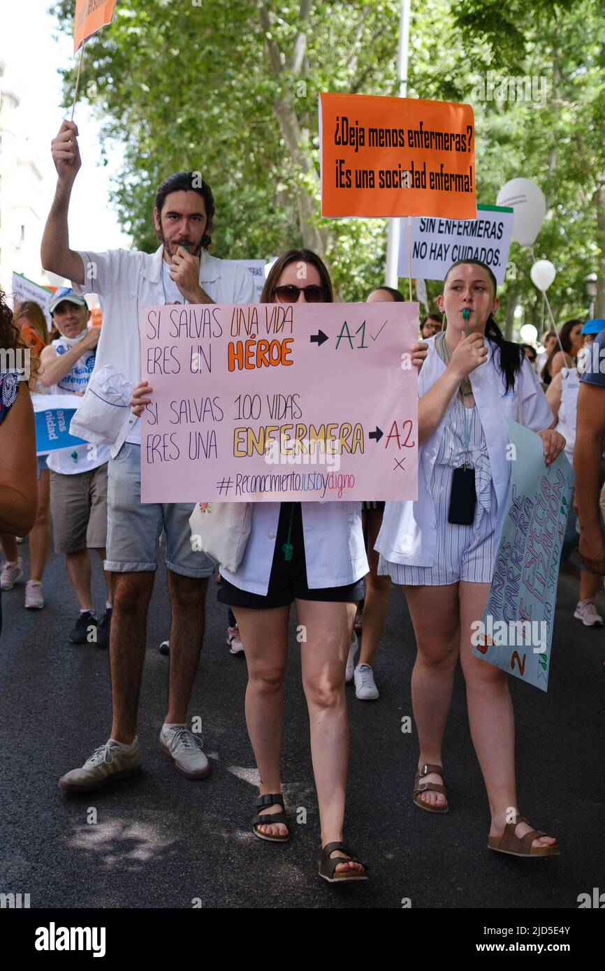 Madrid, Spagna. 18th giugno 2022. I manifestanti hanno cartelloni che esprimono la loro opinione durante una dimostrazione contro l'abbandono della salute pubblica. L'unità infermieristica denuncia la "grave negligenza" subita dal sistema sanitario. Credit: SOPA Images Limited/Alamy Live News Foto Stock