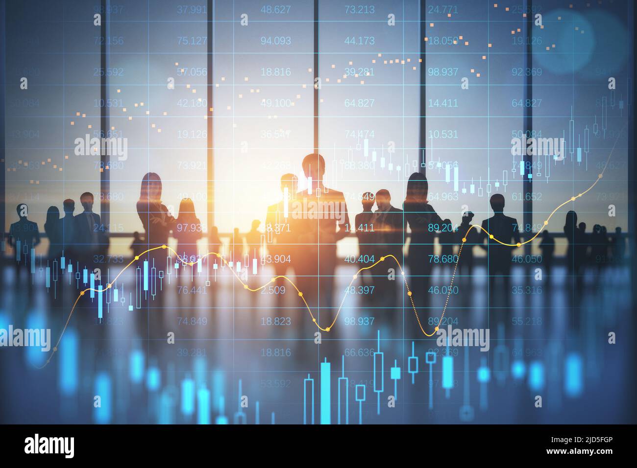 Mercato azionario business e trading concept con schermo digitale con grafici finanziari e candelabro e gruppo di persone in ufficio al tramonto, dou Foto Stock