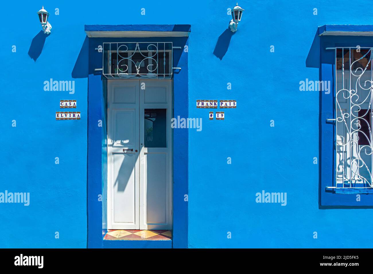 Bella facciata blu casa con porta bianca e finestra a Baracoa, Cuba Foto Stock