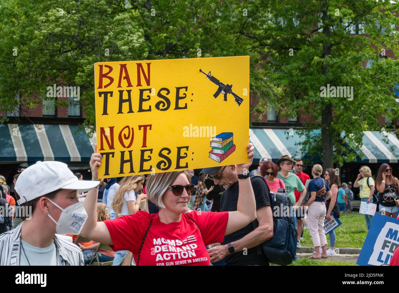 Boston, ma, US-Giugno 11, 2022: Marzo per la nostra vita protesta Rally nel Christopher Columbus Park di Boston nel North End. Manifestanti che detengono anti-pistola si Foto Stock