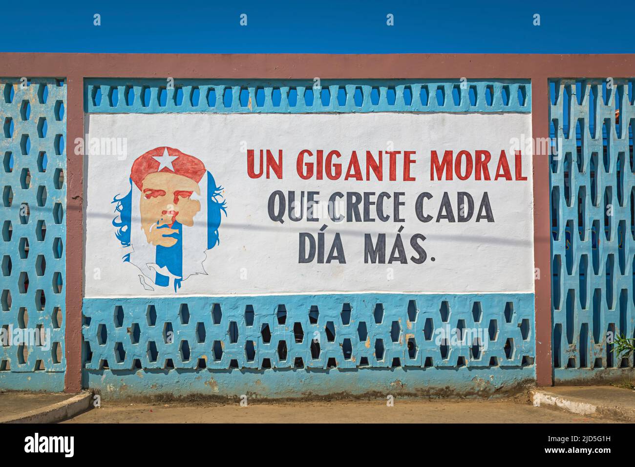 Che Guevara murale su un muro blu casa con il testo: Un gigante coda morale Crece Cada dia mas' a Baracoa, Cuba Foto Stock