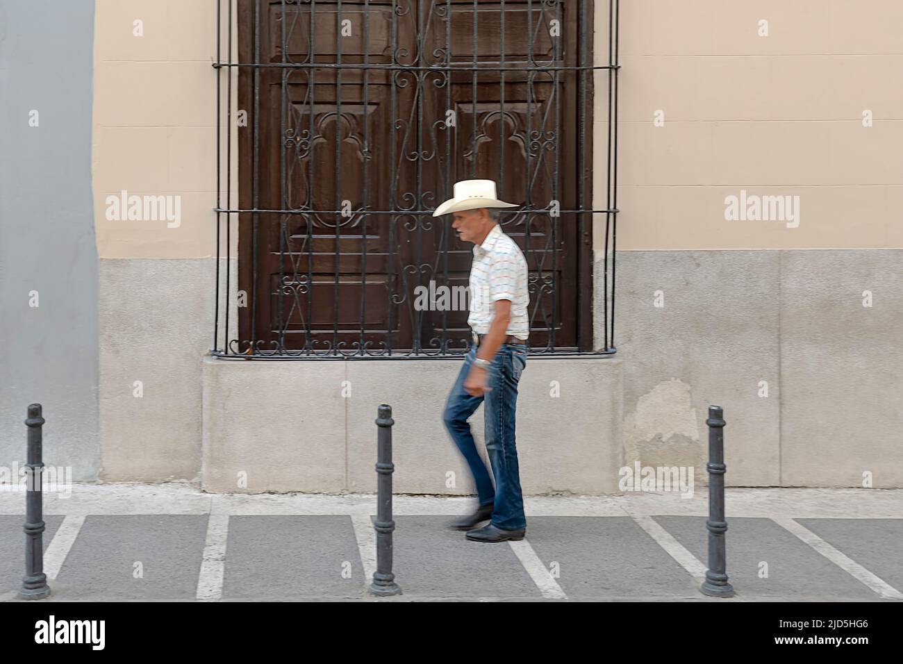L'uomo vecchio con un grande cappello cammina per le strade di Camagüey, Cuba Foto Stock