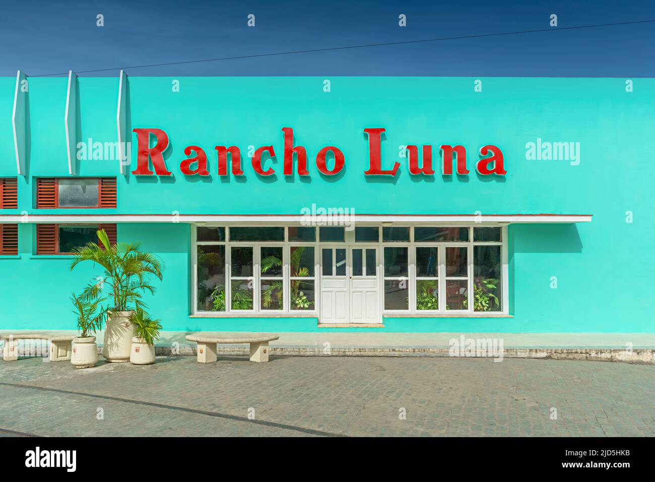 La facciata in stile Art-Deco blu turchese di un ristorante a Camagüey, Cuba Foto Stock
